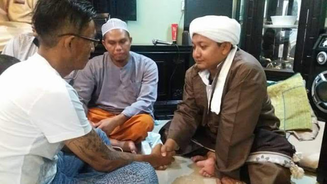 Subhanallah: Pria Ini Masuk Islam Usai Mendengarkan Lantunan Shalawat