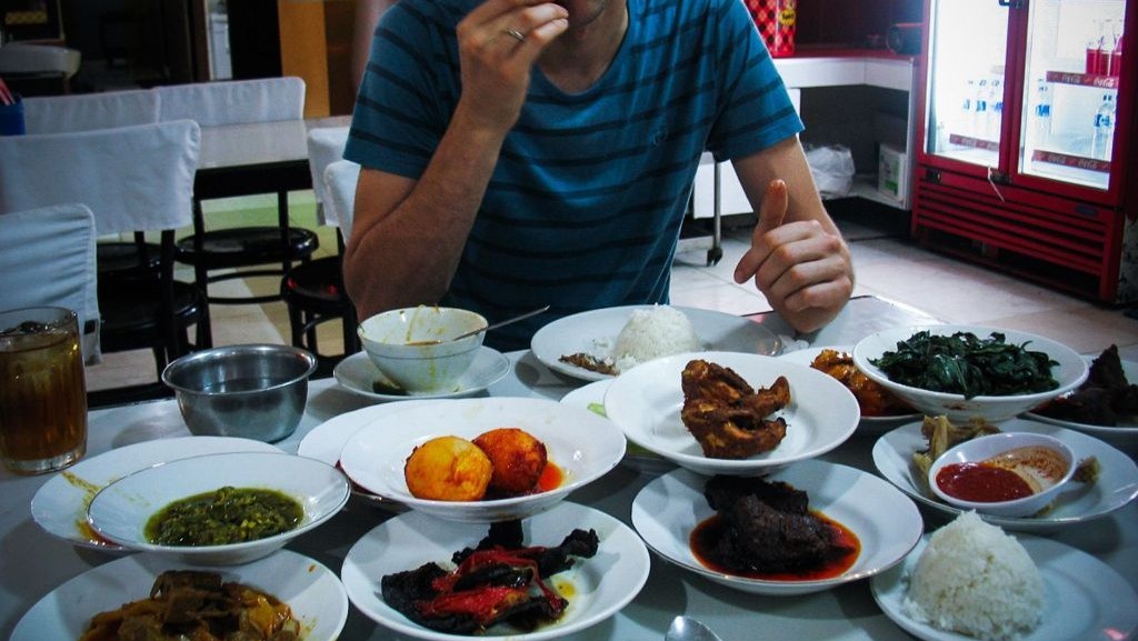 Jika Ragu Makanan Halal, Bagaimana hukum mengkomsumsinya?